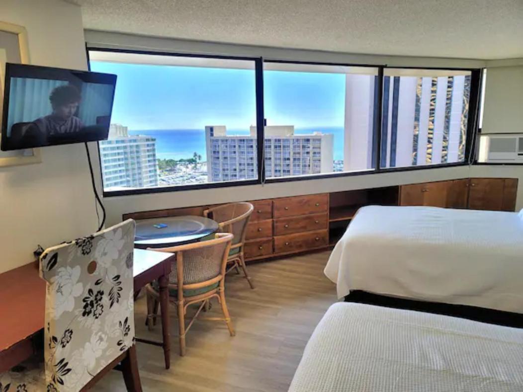 Spacious Studio W/ Parking, Beach/Mall/Park Honolulu Exterior photo
